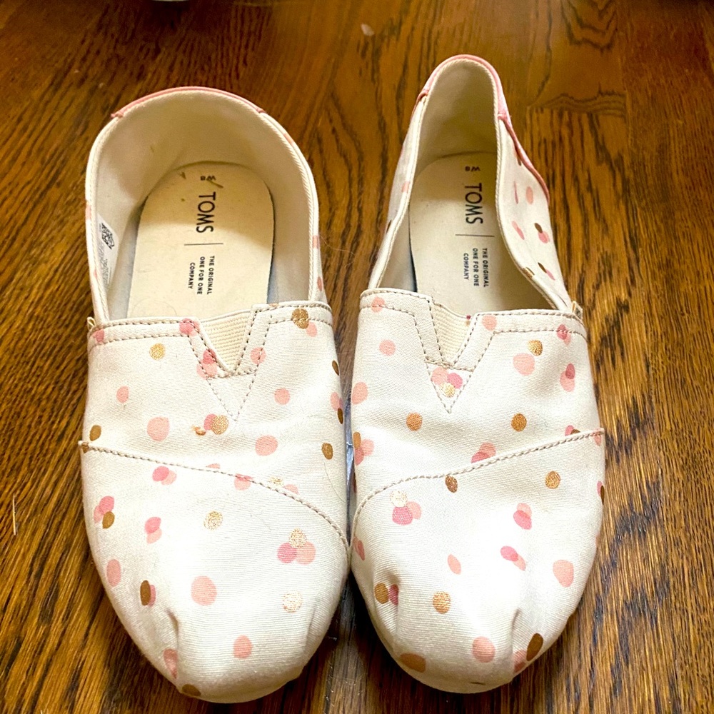 Tom’s canvas shoes